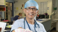 Bác sĩ sản phụ khoa gốc Việt nhận Huân chương Úc
