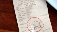Tip 5,000 đô cho bữa ăn bằng thẻ của bạn trai để trả đũa, cô gái phải ra hầu tòa