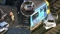 Melbourne: Trao đổi “hàng hóa” trên đường ray, hai xe hơi bị tàu đâm