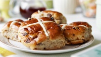 Úc: Coles sẽ bán Hot Cross Bun quanh năm