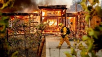 Cuộc di tản lịch sử 180.000 người ở California vì cháy rừng lan rộng