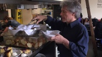 Jon Bon Jovi mở loạt cửa hàng phục vụ đồ ăn miễn phí cho người nghèo ở Mỹ