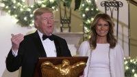Bà Melania rạng ngời trong chiếc váy 4.000 USD, tay trong tay cùng ông Trump dự sự kiện mừng Giáng sinh