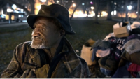 Ông lão vô gia cư Mỹ không đủ tiền mua vé xe bus về thăm con gái dịp Giáng sinh