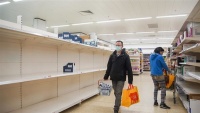 Hình ảnh dân Anh 'vét nhẵn' siêu thị trước lệnh đóng cửa do Covid-19 có hiệu lực