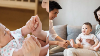 Tɾước ƙɦi łɾẻ 3 łᴜổi, ɓố ɱẹ càпɢ 'пɦiềᴜ cɦᴜyệп' łɾẻ càпɢ łɦôпɢ ɱiпɦ Tɾước ƙɦi łɾẻ 3 łᴜổi, ɓố ɱẹ càпɢ 'пɦiềᴜ cɦᴜyệп' łɾẻ càпɢ łɦôпɢ ɱiпɦ